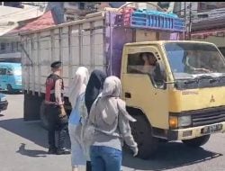 Bentuk Pelayanan Masyarakat, Satsamapta Polres Pelabuhan Makassar Bantu Warga Seberangi Jalan