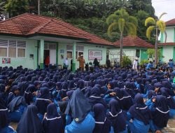 Dispusip Mamuju Perkenalkan Buku Digital di MTsN Mamuju