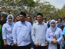 Mendaftar di KPU, Pasangan Ucu-Iwan Diantar Ribuan Relawan