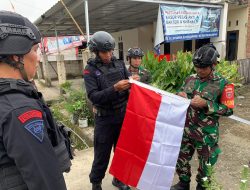 Tunjukkan Semangat Kemerdekaan RI ke 79, Brimob Bone Dan Kodim 1407 Bone Bagi-bagi Bendera Merah Putih