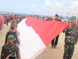 Brimob Bone Turut Berpartisipasi dalam Pembentangan Bendera di Gusung Tangkulara