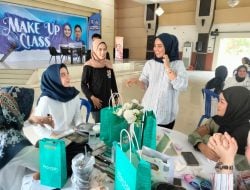 Berdayakan Kaum Perempuan, Relawan Gen Z U-22 Dokter Ulfah-MHG Gelar Makeup Class