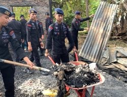 Bantu Bersihkan Puing-Puing Sisa Kebakaran, Danyon Ichsan: Wujud Kepedulian Brimob Bone