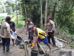 Bhabinkamtibmas Polres Tator Gotong Royong Bersama Warga