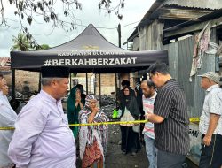 Wabup Bulukumba Edy Manaf Serahkan Bantuan Kepada Korban Kebakaran Jalan Kedondong