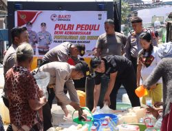 Polri Peduli Demi Kemanusiaan, Polres Pelabuhan Makassar Salurkan Air Bersih ke Warga Terdampak Kekeringan