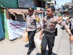 Personel Polres Pelabuhan Makassar Tak Sungkan Angkat Jerigen Salurkan Bantuan Air Bersih