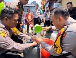 Gunakan Kendaraan Taktis Polri, Polres Pelabuhan Makassar Salurkan Air Bersih untuk Warga Sabutung Baru Alami Kekeringan