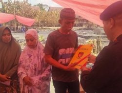 Salurkan Bantuan ke Korban Kebakaran di Soppeng, Danyon Ichsan: Wujud Simpati Personel Brimob Bone