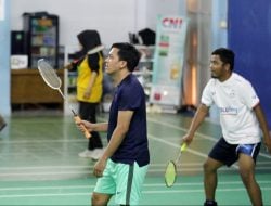 Semangat Kebersamaan, Andi Nurhaldin Nurdin Halid dan Rekan Media Adu Aksi di Lapangan Bulu Tangkis