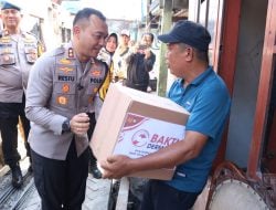 Hadirkan Senyuman Kebahagiaan, Kapolres Pelabuhan Makassar Berikan Sembako Pada Warga yang Terkena Musibah Kebakaran