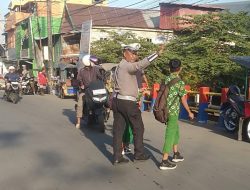 Berikan Pelayanan Prima, Unit Lantas Polsek Ujung Tanah Bantu Anak Sekolah Menyeberang