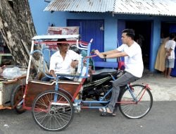 Sebelum Sholat Jumat, ANH Sempatkan Bincang-bincang Dengarkan Keluhan Tukang Becak