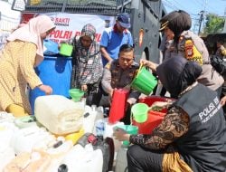 Wujud Kepedulian, Polres Pelabuhan Makassar Kembali Bagikan Air Bersih ke Daerah Krisis