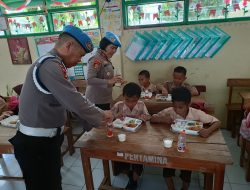 Ratusan Makanan Sehat Bergizi Inisiasi Kapolda Sulsel Dibagikan ke Murid SD Paropo oleh Polwan Berbaret Biru