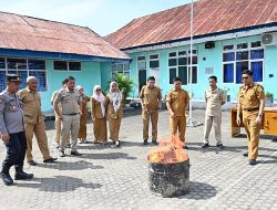 Disaksikan Pihak Kepolisian, Disdik Sinjai Musnahkan Ratusan Blangko Ijazah SMP