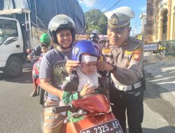 Peduli Keselamatan Berlalulintas Anak, Satlantas Polres Parepare Berbagi Tas Pengaman Anak dan Helm Pelindung Kepala