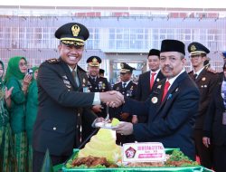 HUT TNI ke-79, Pjs Bupati Bulukumba Serahkan Tumpeng kepada Dandim 1411