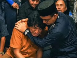 Ditingal Marissa Haque, Ikang Fawzi Menangis di Pelukan Anies Baswedan