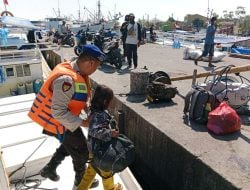 Jaga Keselamatan Masyarakat, Satpolairud Polres Pelabuhan Makassar Bantu Penumpang Kapal Tradisional