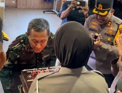 Danlantamal VI Mendapatkan Kejutan Kue Ulang Tahun HUT TNI ke-79  dari Kapolres AKBP Restu Wijayanto