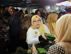 Blusukan di Pasar Senggol, Erat-Bersalam Disambut Teriakan Riuh Pedagang “Lanjutkan Pembangunan”