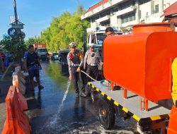 Prioritaskan Keselamatan Masyarakat, Satlantas Polres Pelabuhan Makassar Bersihkan Tumpahan Oli di Jalan