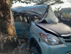 Kecelakaan Tunggal, Toyota Avanza Tabrak Pot dan Pohon di Jalan Metro Tanjung Bunga