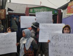 Orang Tua Siswa Unjukrasa Tolak Relokasi SD Pajjaiang dari Lahan Sengketa