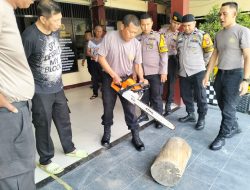 Antisipasi Pohon Tumbang saat Musim Hujan, Polsek Wajo Latih Penggunaan Mesin Senso