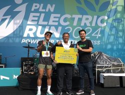 Lima Pengemudi Ojol Prasejahtera Peroleh Motor Listrik di PLN Electric Run 2024