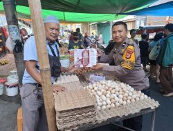 Bhabinkamtibmas Polres Pelabuhan Bagikan Brosur Kamtibmas Pemilukada