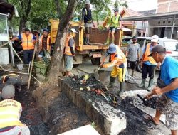 DLH Wajo Bersihkan Drainase dari Penyumbatan 