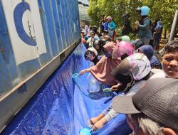 Kontainer Pengangkut Minyak Terbalik di Gerbang Kampus UNM, Warga Berebut Tumpahan Minyak