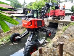 Satgas Drainase Dinas PU Makassar Normalisasi Drainase Sekunder di Panambungan