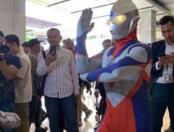 Caleg Terpilih Jamaluddin Gunakan Kostum Ultraman di Hari Pelantikan