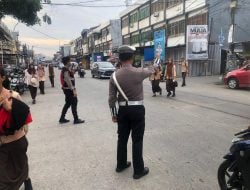 Personil Polres Pelabuhan Makassar Tingkatkan Keselamatan Pengaturan Lalu Lintas di Depan Sekolah