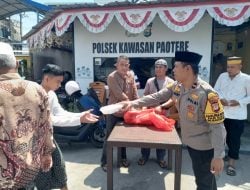 Kapolsek Kawasan Paotere Bersama Personil Bagikan Nasi Kotak Usai Shalat Jumat