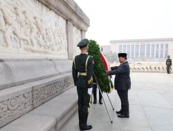 Hormati Pahlawan, Prabowo Letakkan Bunga di Monumen Pahlawan Rakyat Tiananmen