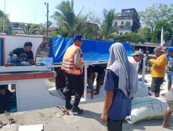 Antisipasi Cuaca Buruk, Satpolair Polres Pelabuhan Makassar Sambangi Warga Pesisir dan Nelayan