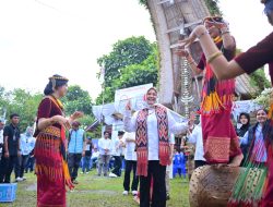 Fatmawati Rusdi Terima Gelar Kehormatan Banne Rara di Toraja Utara