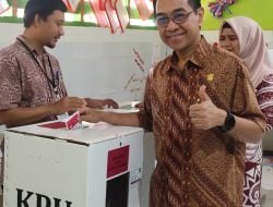 Rektor Unhas Salurkan Hak Suara Pilkada Sulsel di TPS 018 Tamalanrea