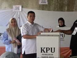 Bareng Istri, Bupati MYL Jadi Pemilih Pertama di TPS 004 Mappasaile