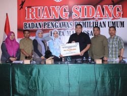 Bawaslu Makassar Serahkan Santunan Rp46 Juta untuk Ahli Waris PKD Meninggal