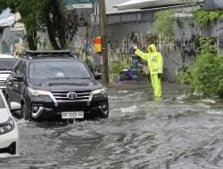 Satlantas Polres Pelabuhan Makassar Gelar Patroli di Tengah Banjir