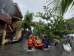 Hujan Sepanjang Hari, Sejumlah Warga Dievakuasi Akibat Terjebak Banjir