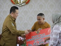 Pj Bupati Wajo Serahkan Bantuan Untuk Korban Kebakaran dan Angin Kencang