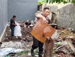 Sambut Musim Penghujan, Bhabinkamtibmas Kelurahan Ende Ajak Warga Gotong Royong