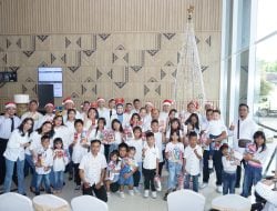 Mercure Makassar Nexa Pettarani Gelar “Lit the Christmas Tree” Bersama Anak-Anak Sekolah Minggu