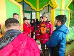 Tinjau Banjir, Kapolrestabes Makassar Bantu Warga